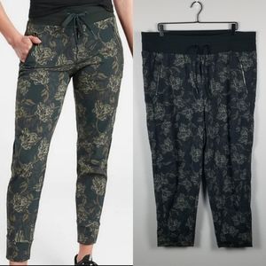 Athleta Trekkie North Printed Yoga Athletic Jogger in Floral Forest Green Sz 18
